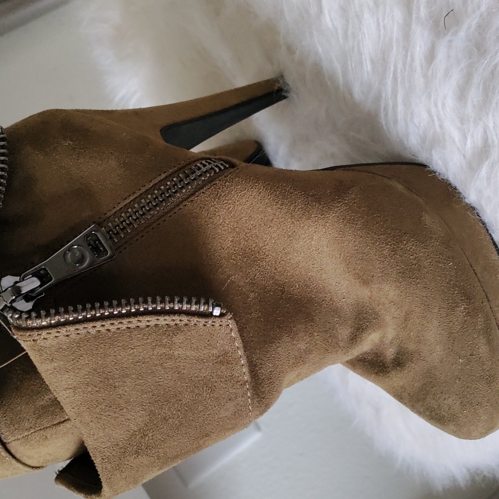 Boots - Picture 4 of 8